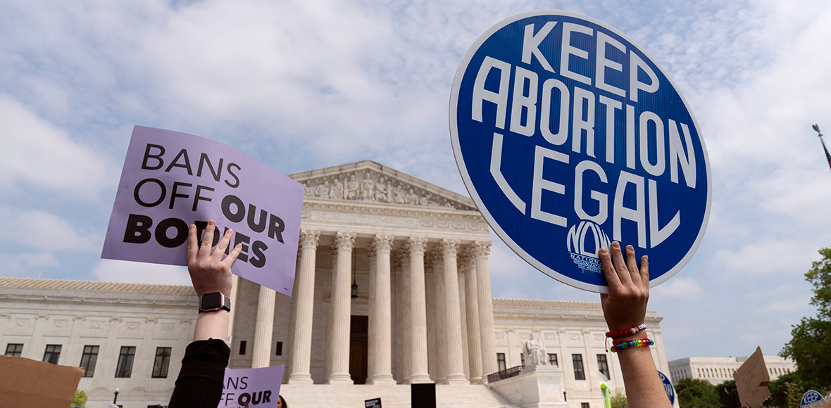 Αμερικανοί πολίτες διαδηλώνουν κατά της απαγόρευσης των αμβλώσεων